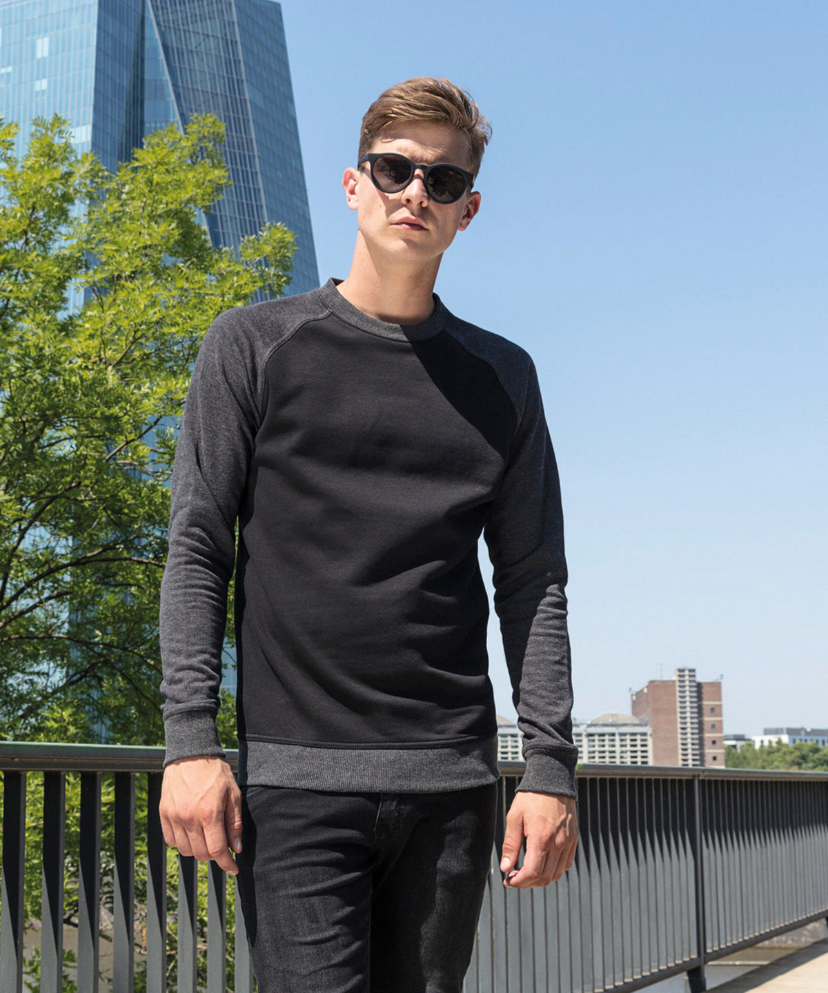 Tryck din logga på Sweatshirts från Build Your Brand - Anpassa Build Your Brand - Sweatshirt med Raglanhalsringning i färgen för företag, föreningar och privatpersoner
