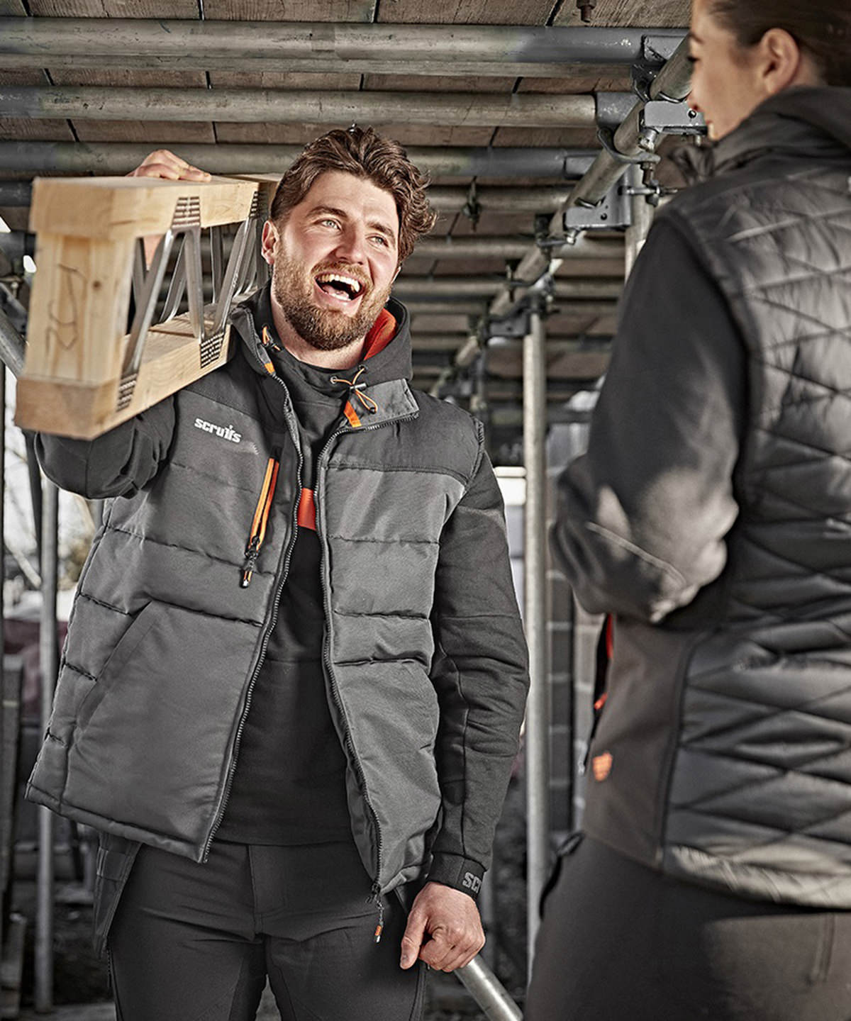 Tryck din logga på Termovästar från Scruffs - Anpassa Bodywarmer för arbetare i färgen för företag, föreningar och privatpersoner