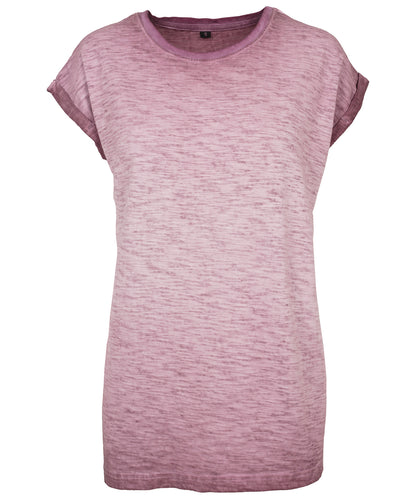 Tryck din logga på T-shirts från Build Your Brand - Anpassa Spray Dye Extended Shoulder Tee - Dam i färgen Burgundy för företag, föreningar och privatpersoner