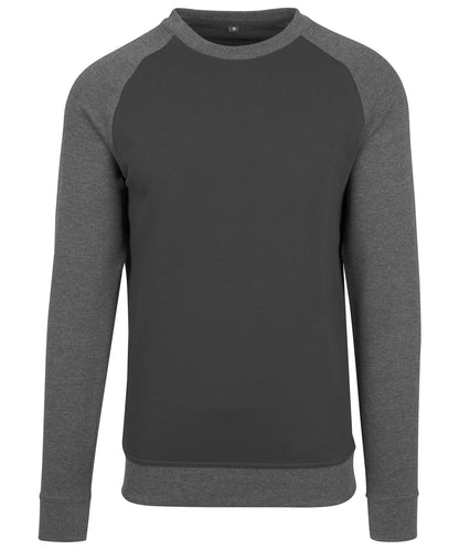 Tryck din logga på Sweatshirts från Build Your Brand - Anpassa Build Your Brand - Sweatshirt med Raglanhalsringning i färgen Mörkgrå för företag, föreningar och privatpersoner