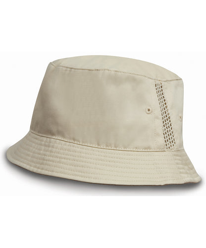 Tryck din logga på Hattar från Result Headwear - Anpassa Bucket i tvättad bomull i lyxutförande med nätpaneler på sidorna i färgen Naturligt One Size för företag, föreningar och privatpersoner