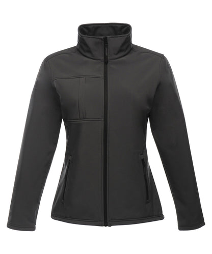 Tryck din logga på Softshelljackor från Regatta Professional - Anpassa Dam Octagon II tryckbar softshell med 3-lagers membran i färgen Mörkgrå för företag, föreningar och privatpersoner