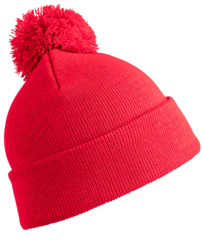 Tryck din logga på Mössor från Result Winter Essentials - Anpassa Pom pom-mössa i färgen Mellan röd One Size för företag, föreningar och privatpersoner