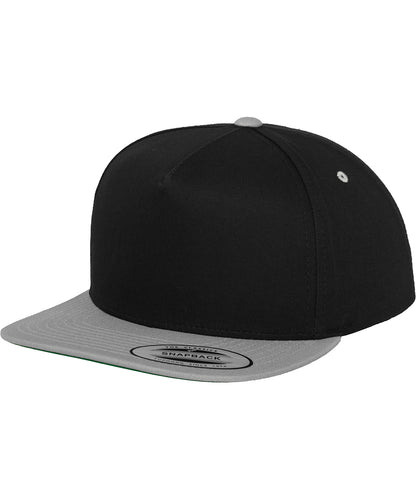 Tryck din logga på Kepsar från Flexfit by Yupoong - Anpassa Klassisk snapback med 5 paneler i färgen Svart One Size för företag, föreningar och privatpersoner