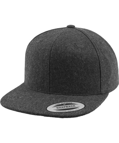 Tryck din logga på Kepsar från Flexfit by Yupoong - Anpassa Snapback i meltonull i färgen Mörkgrå One Size för företag, föreningar och privatpersoner
