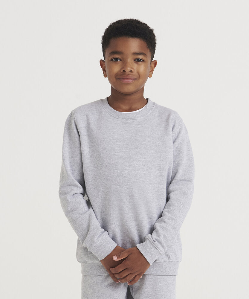 Tryck din logga på Sweatshirts design från AWDis Just Hoods - Anpassa AWDis Kids Sweatshirt JH30J – Klassisk och Bekväm Barntröja i Många Färger i färgen för företag, föreningar och privatpersoner
