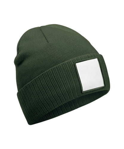 Tryck din logga på Mössor från Beechfield - Anpassa Beanie med applikations-patch i färgen Oliv One Size för företag, föreningar och privatpersoner