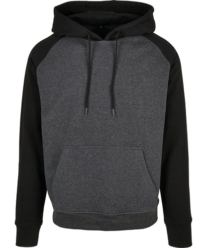 Tryck din logga på Hoodies från Build Your Brand Basic - Anpassa Build Your Brand Basic - Bas Raglan Hoodie i färgen Mörkgrå för företag, föreningar och privatpersoner