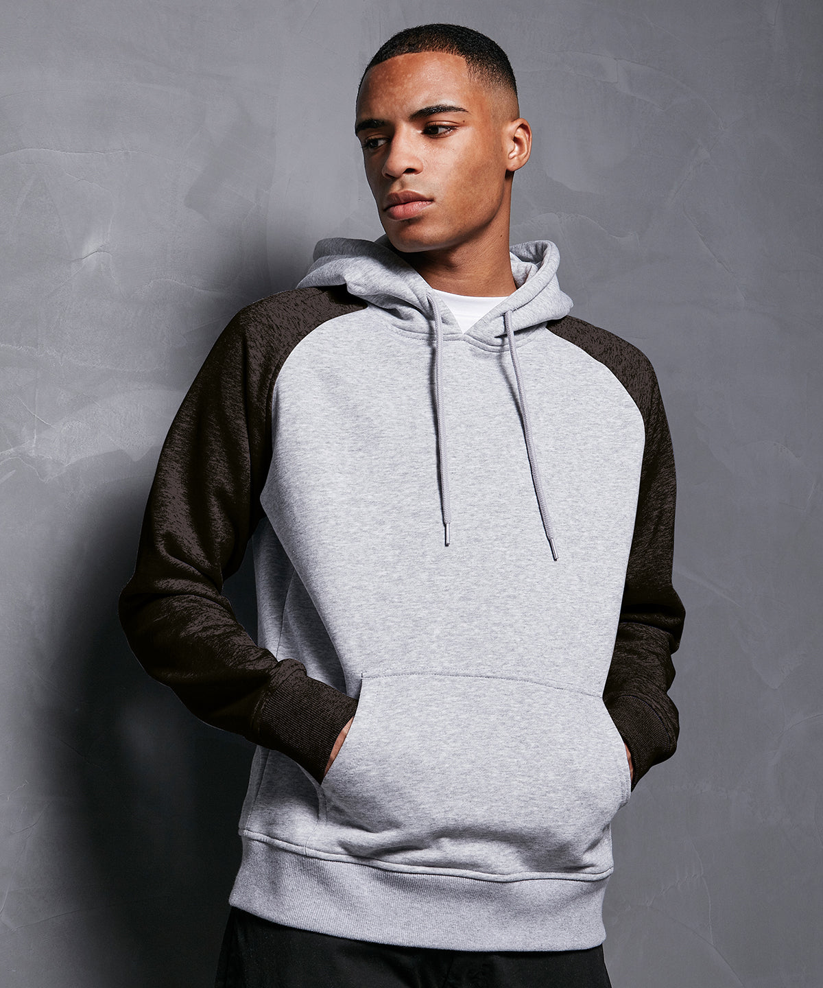 Tryck din logga på Hoodies från Build Your Brand Basic - Anpassa Build Your Brand Basic - Bas Raglan Hoodie i färgen för företag, föreningar och privatpersoner