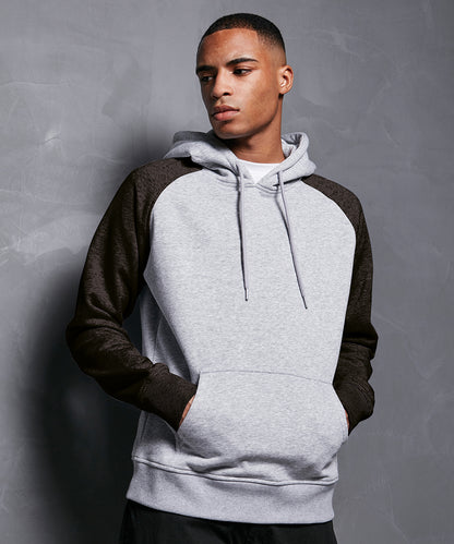 Tryck din logga på Hoodies från Build Your Brand Basic - Anpassa Build Your Brand Basic - Bas Raglan Hoodie i färgen för företag, föreningar och privatpersoner