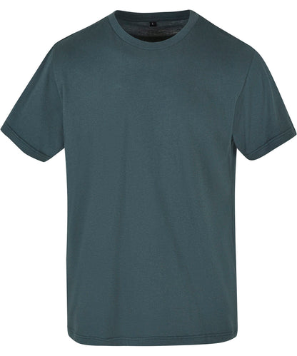 Tryck din logga på T-shirts från Build Your Brand Basic - Anpassa Basic Crew Neck T-Shirt - Herr i färgen Djup grön för företag, föreningar och privatpersoner