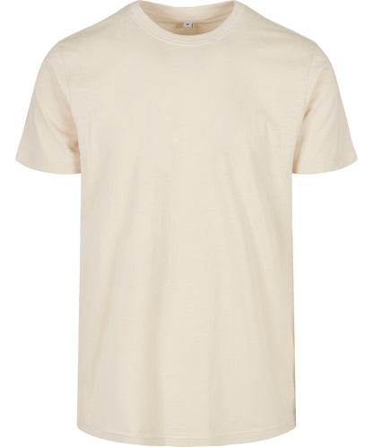 Tryck din logga på T-shirts från Build Your Brand Basic - Anpassa Basic T-Shirt with Crew Neck - Herr i färgen Naturligt för företag, föreningar och privatpersoner