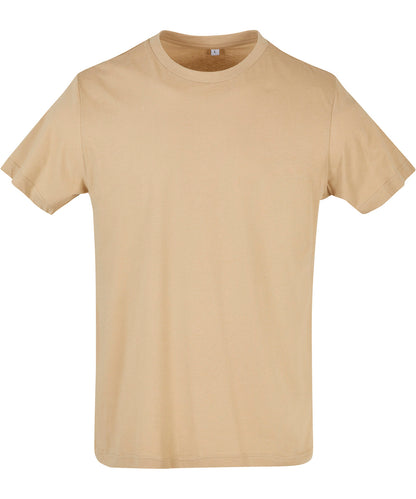 Tryck din logga på T-shirts från Build Your Brand Basic - Anpassa Basic T-Shirt with Crew Neck - Herr i färgen Beige för företag, föreningar och privatpersoner
