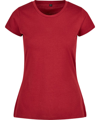 Tryck din logga på T-shirts från Build Your Brand Basic - Anpassa Basic T-Shirt - Dam i färgen Burgundy för företag, föreningar och privatpersoner
