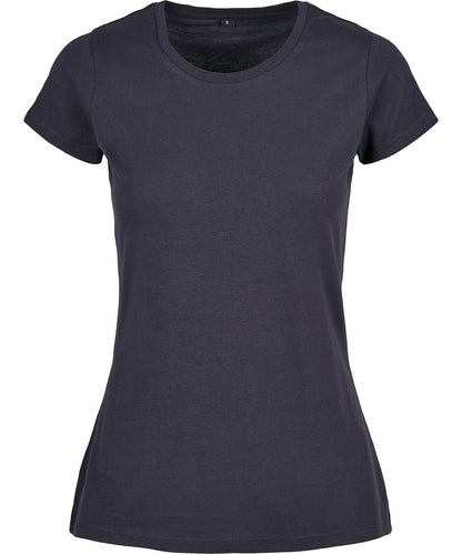 Tryck din logga på T-shirts från Build Your Brand Basic - Anpassa Basic T-Shirt - Dam i färgen Marinblå för företag, föreningar och privatpersoner