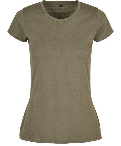 Tryck din logga på T-shirts från Build Your Brand Basic - Anpassa Basic T-Shirt - Dam i färgen Oliv för företag, föreningar och privatpersoner