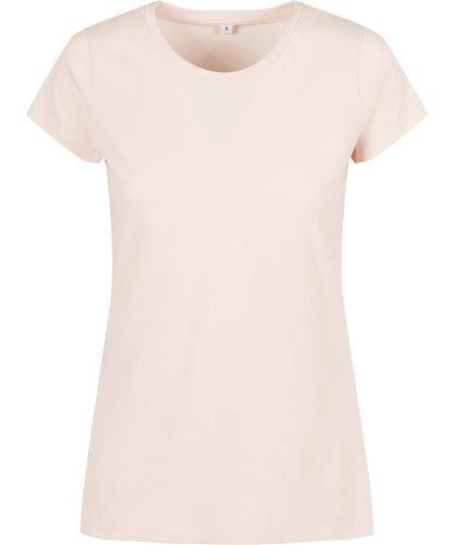 Tryck din logga på T-shirts från Build Your Brand Basic - Anpassa Basic T-Shirt - Dam i färgen Ljusrosa för företag, föreningar och privatpersoner