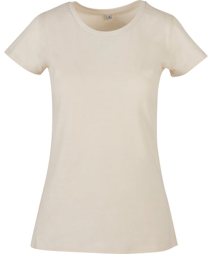Tryck din logga på T-shirts från Build Your Brand Basic - Anpassa Basic T-Shirt - Dam i färgen Naturligt för företag, föreningar och privatpersoner