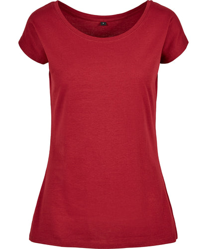 Tryck din logga på T-shirts från Build Your Brand Basic - Anpassa Wide Neck T-Shirt - Dam i färgen Burgundy för företag, föreningar och privatpersoner