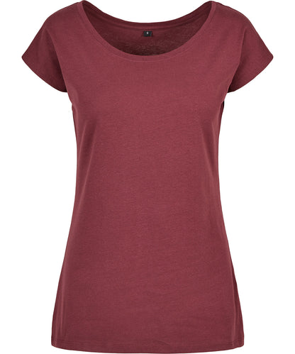Tryck din logga på T-shirts från Build Your Brand Basic - Anpassa Wide Neck T-Shirt - Dam i färgen Mörkröd för företag, föreningar och privatpersoner