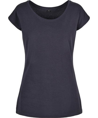 Tryck din logga på T-shirts från Build Your Brand Basic - Anpassa Wide Neck T-Shirt -Dam i färgen Marinblå för företag, föreningar och privatpersoner