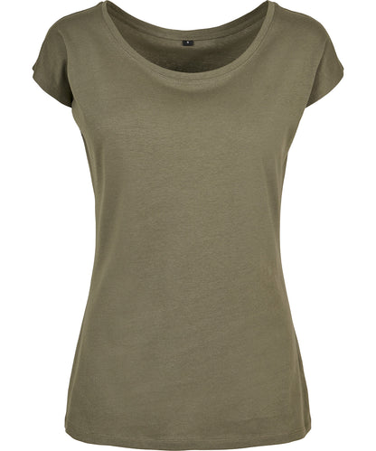 Tryck din logga på T-shirts från Build Your Brand Basic - Anpassa Wide Neck T-Shirt -Dam i färgen Oliv för företag, föreningar och privatpersoner