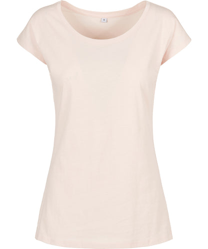 Tryck din logga på T-shirts från Build Your Brand Basic - Anpassa Wide Neck T-Shirt -Dam i färgen Ljusrosa för företag, föreningar och privatpersoner