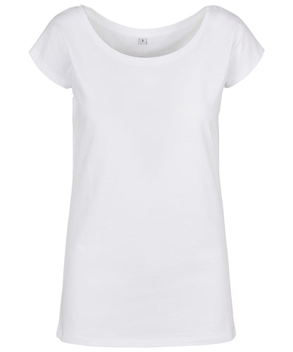 Tryck din logga på T-shirts från Build Your Brand Basic - Anpassa Wide Neck T-Shirt -Dam i färgen Vit för företag, föreningar och privatpersoner