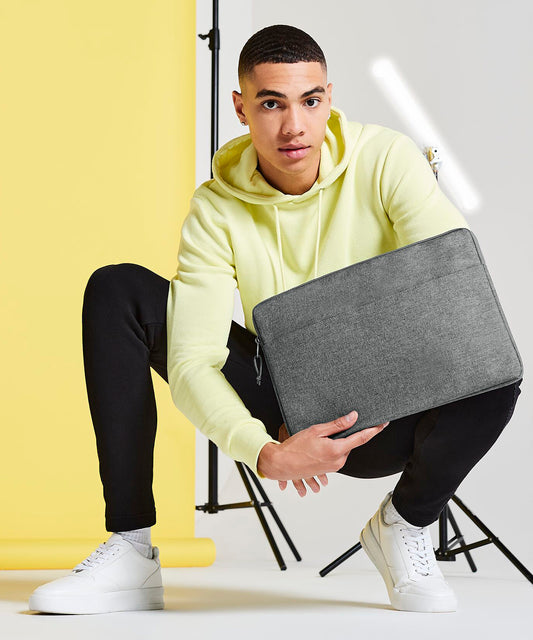 Tryck din logga på Laptopfodral från Bagbase - Anpassa Essential 15" fodral för bärbar dator i färgen för företag, föreningar och privatpersoner
