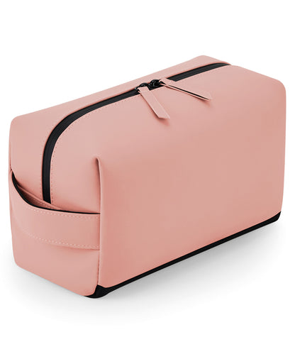 Tryck din logga på Väskor från Bagbase - Anpassa Toalett- och accessoarväska i matt PU i färgen Ljusrosa One Size för företag, föreningar och privatpersoner