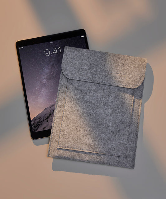Tryck din logga på Laptopfodral från Bagbase - Anpassa iPad-slip i filt i färgen för företag, föreningar och privatpersoner