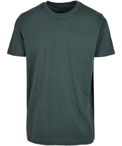 Tryck din logga på T-shirts från Build Your Brand - Anpassa Classic Crew Neck T-Shirt i färgen Djup grön för företag, föreningar och privatpersoner
