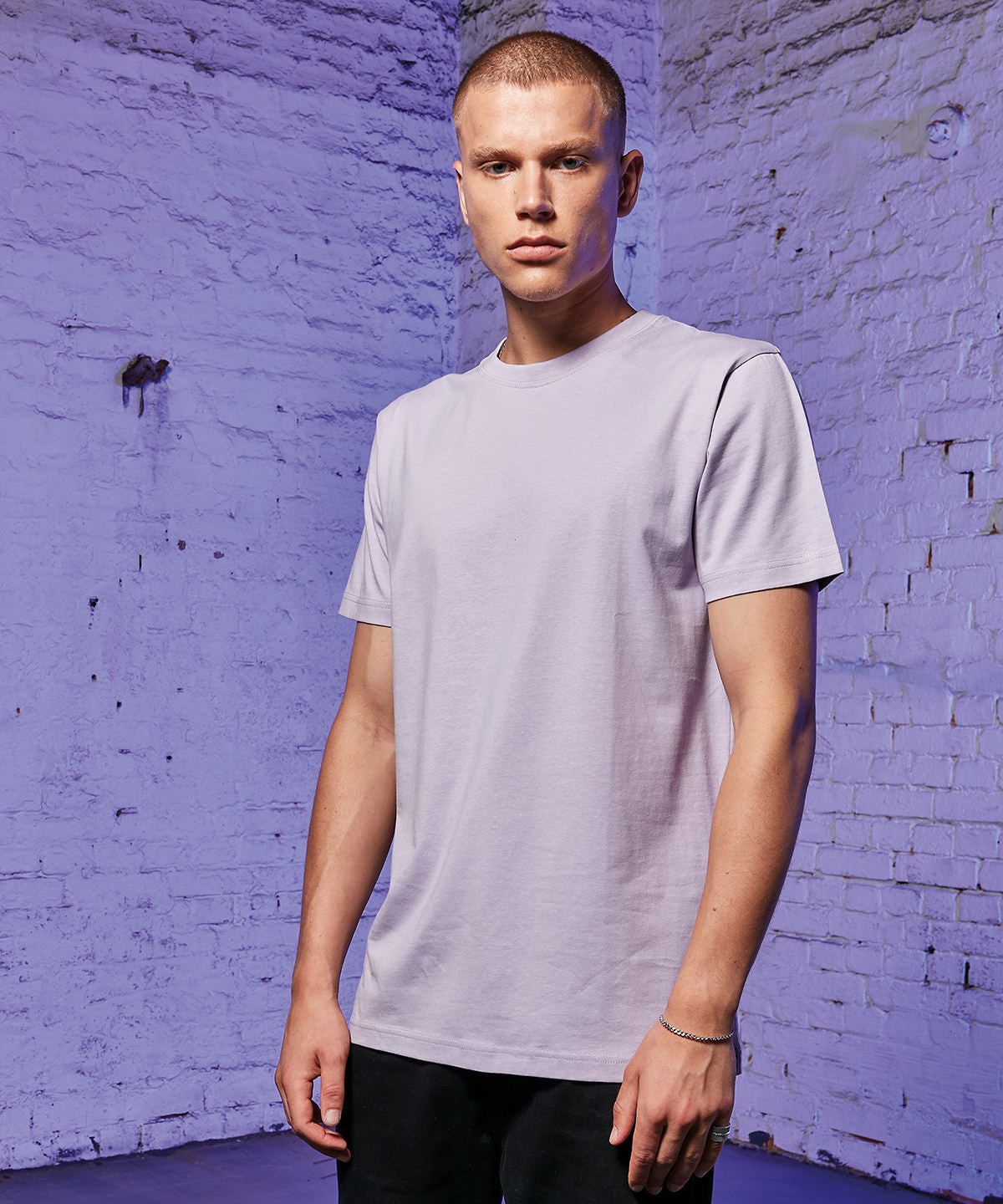 Tryck din logga på T-shirts från Build Your Brand - Anpassa Classic Crew Neck T-Shirt i färgen för företag, föreningar och privatpersoner