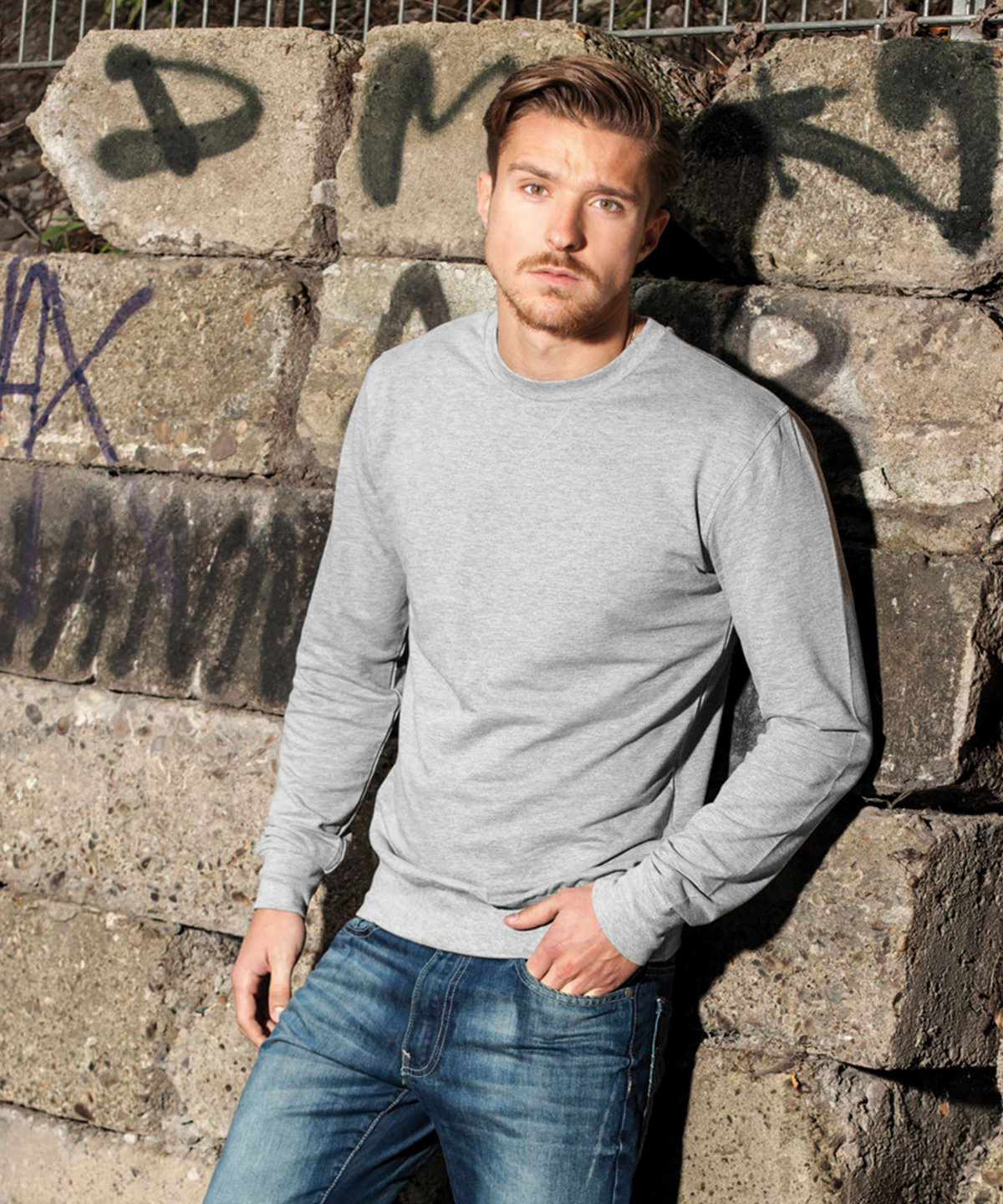 Tryck din logga på Sweatshirts från Build Your Brand - Anpassa Build Your Brand - Lätt Crew Sweatshirt i färgen för företag, föreningar och privatpersoner
