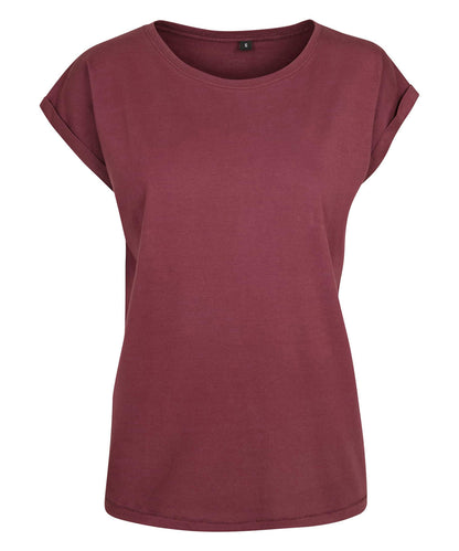 Tryck din logga på T-shirts från Build Your Brand - Anpassa Extended Shoulder Tee - Dam i färgen Mörkröd för företag, föreningar och privatpersoner
