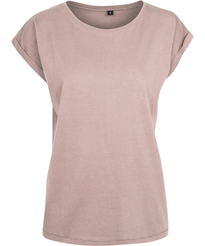 Tryck din logga på T-shirts från Build Your Brand - Anpassa Extended Shoulder Tee - Dam i färgen Ljusrosa för företag, föreningar och privatpersoner
