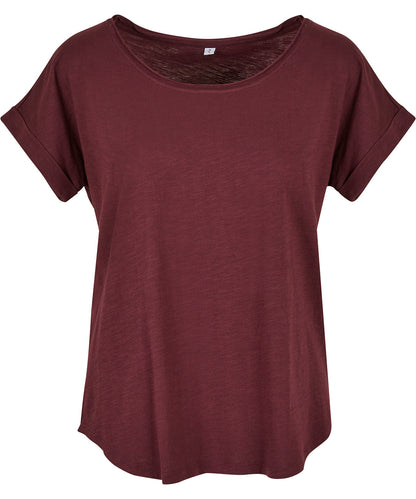 Tryck din logga på T-shirts från Build Your Brand - Anpassa Long Slub Tee - Dam i färgen Mörkröd för företag, föreningar och privatpersoner