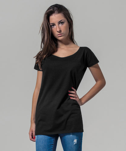 Tryck din logga på T-shirts från Build Your Brand - Anpassa Wide Neck Tee - Dam i färgen för företag, föreningar och privatpersoner