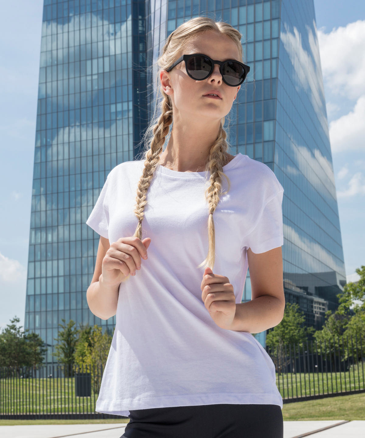 Tryck din logga på T-shirts från Build Your Brand - Anpassa Box Tee - Dam i färgen för företag, föreningar och privatpersoner