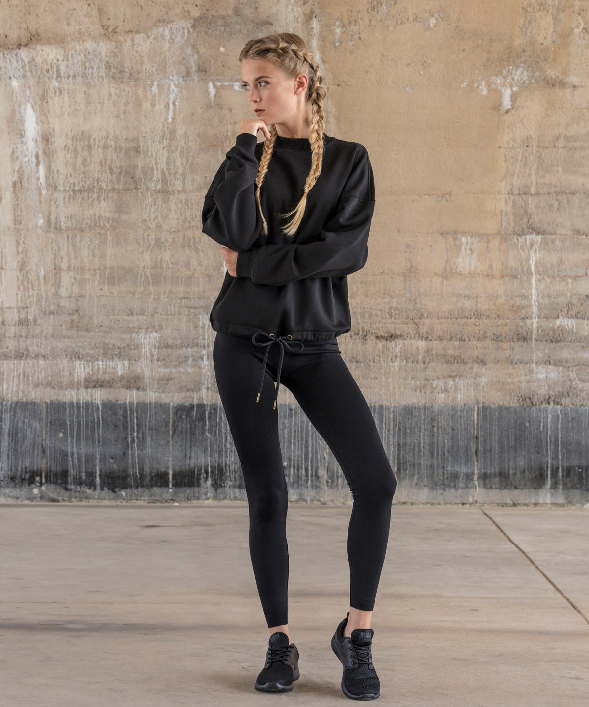 Tryck din logga på Sweatshirts från Build Your Brand - Anpassa Build Your Brand - Dam Oversized Sweatshirt med Halsringning i färgen för företag, föreningar och privatpersoner
