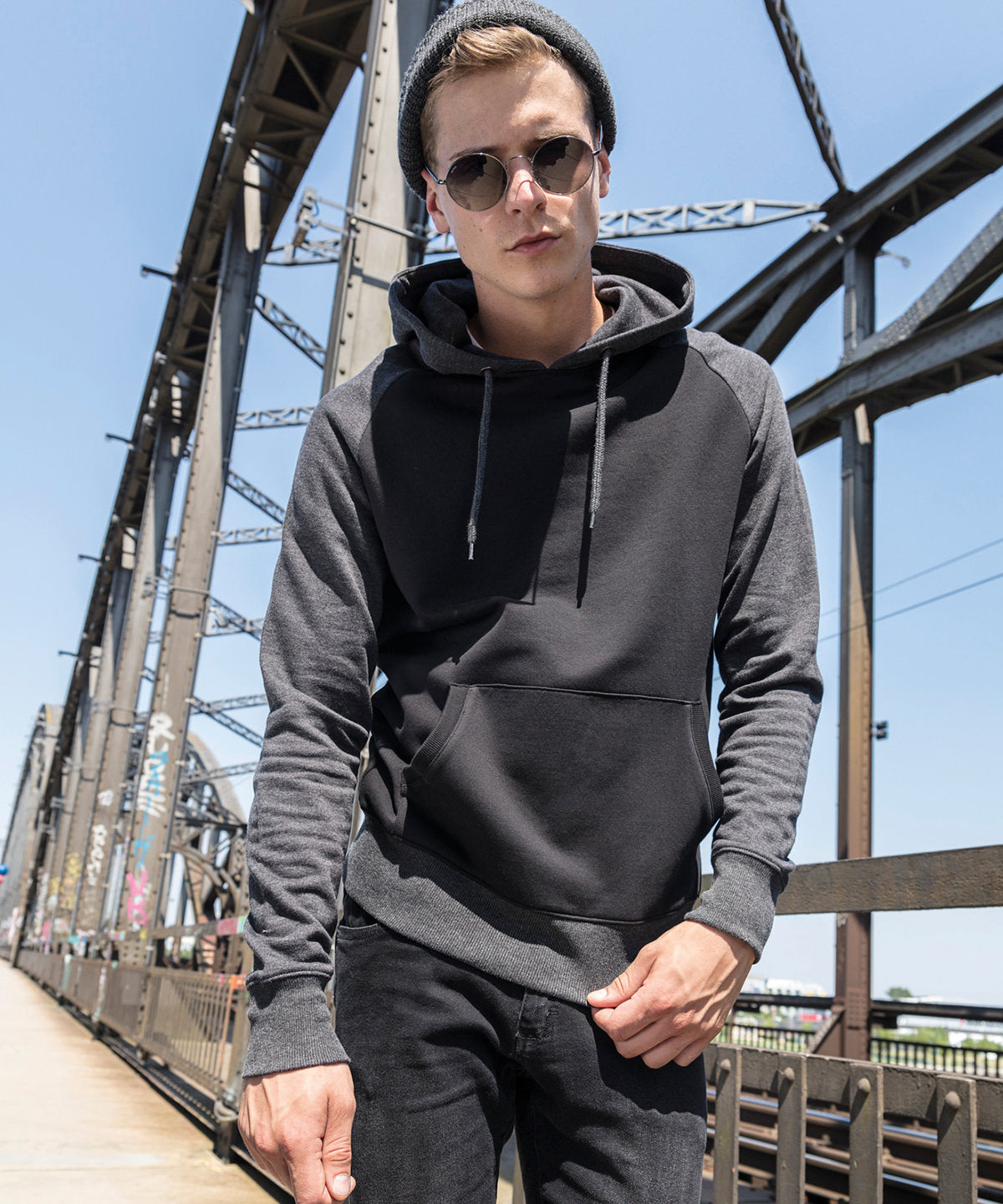 Tryck din logga på Hoodies från Build Your Brand - Anpassa Build Your Brand - Hoodie i Raglanmodell i färgen för företag, föreningar och privatpersoner