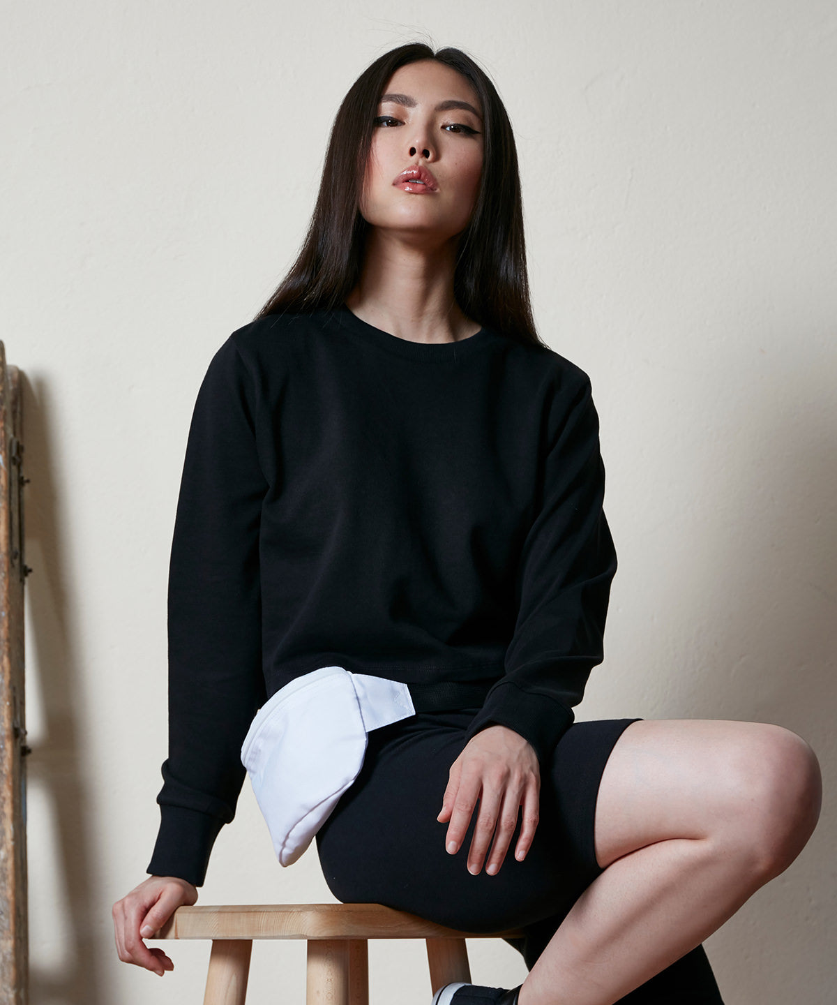 Tryck din logga på Sweatshirts från Build Your Brand - Anpassa Build Your Brand - Dam Frotté Cropped Crew i färgen för företag, föreningar och privatpersoner
