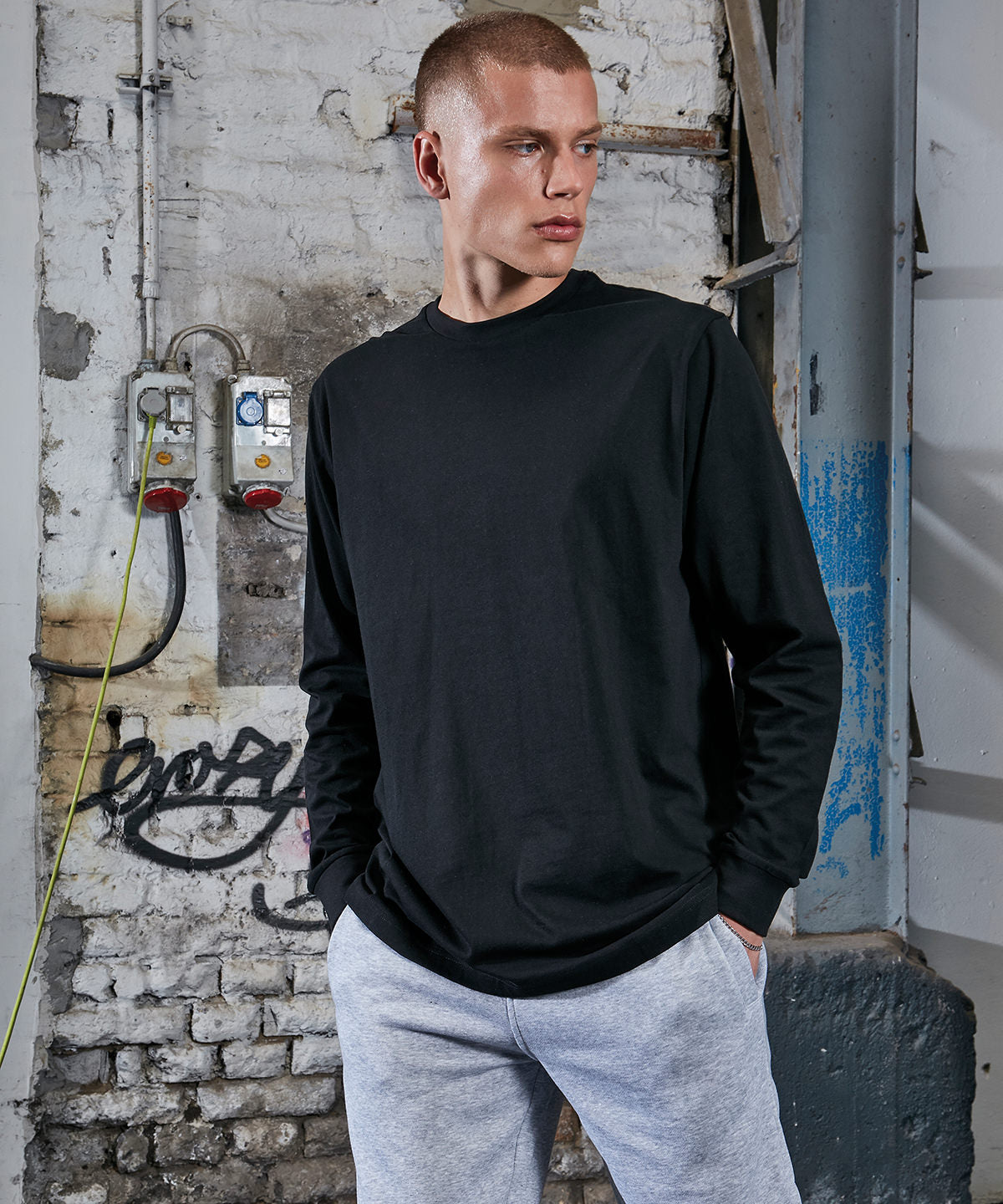 Tryck din logga på Sweatshirts från Build Your Brand - Anpassa Build Your Brand - Ekologisk Långärmad med Ribbade Manschetter i färgen för företag, föreningar och privatpersoner