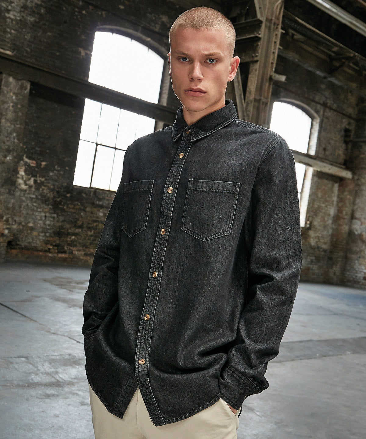 Tryck din logga på Skjortor från Build Your Brand - Anpassa Skjorta i denim i färgen för företag, föreningar och privatpersoner