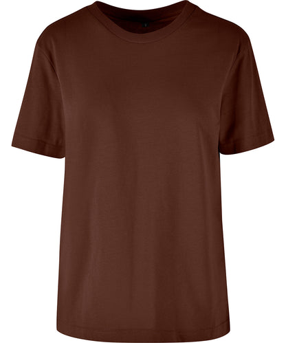 Tryck din logga på T-shirts från Build Your Brand - Anpassa Everyday Oversized Tee - Dam i färgen Mörkbrun för företag, föreningar och privatpersoner