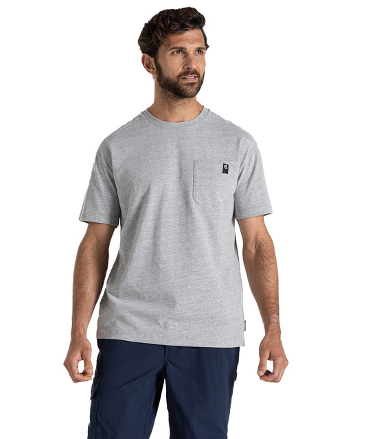 Tryck din logga på T-shirts från Craghoppers - Anpassa Wakefield Work T-Shirt with Pockets i färgen för företag, föreningar och privatpersoner