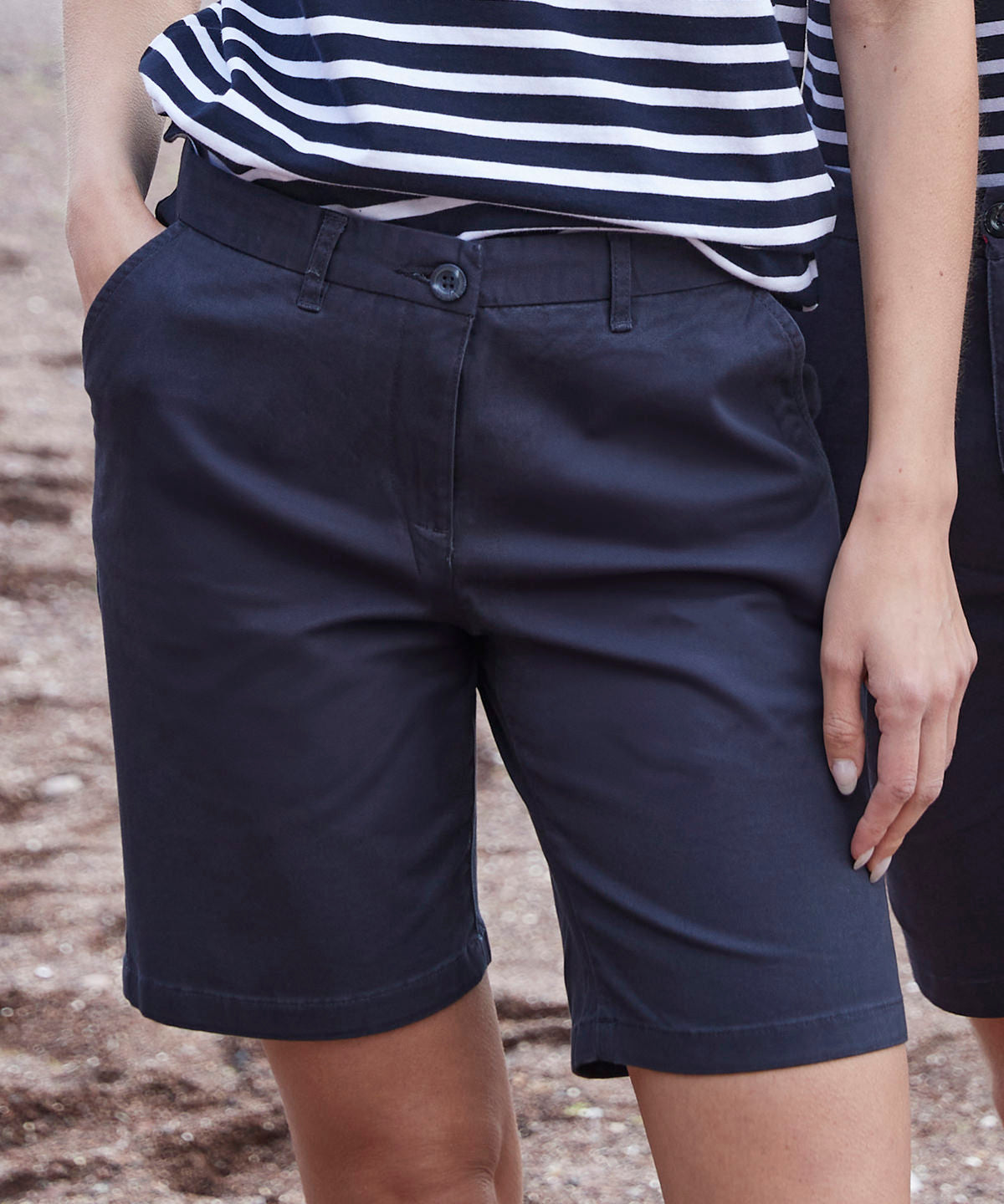 Tryck din logga på Shorts från Front Row - Anpassa Chino-shorts med stretch för damer i färgen för företag, föreningar och privatpersoner