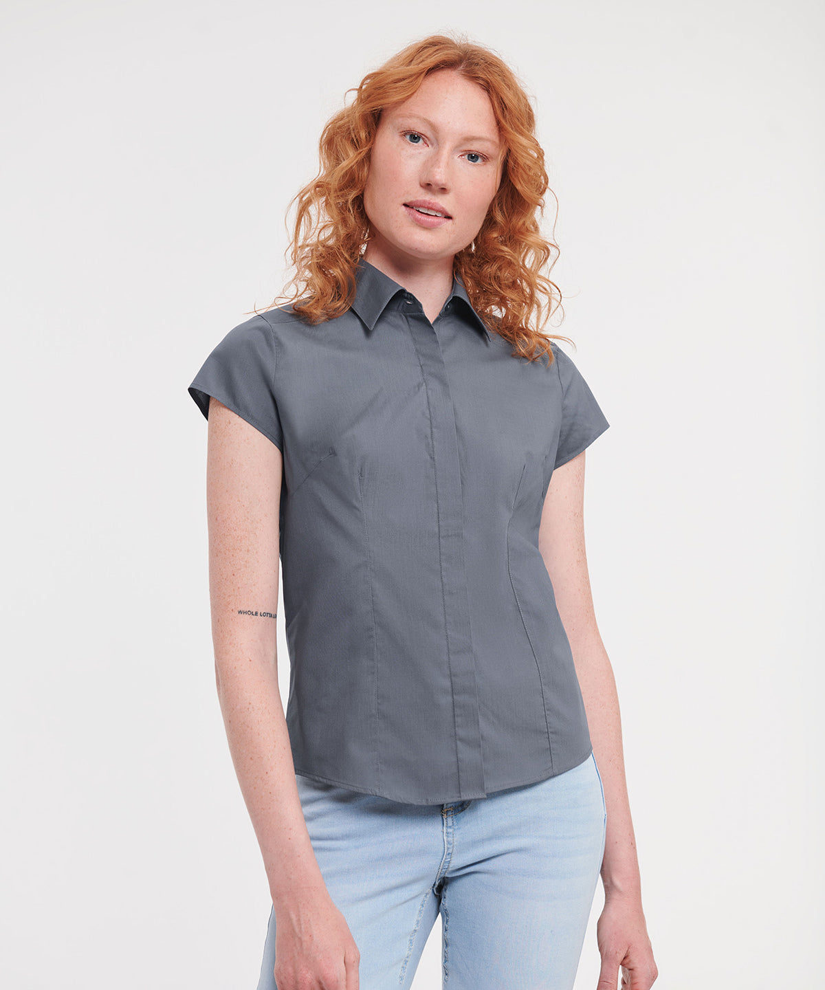 Tryck din logga på Skjortor från Russell Collection - Anpassa Damskjorta i polycotton easycare figursydd poplin med cap sleeve i färgen för företag, föreningar och privatpersoner