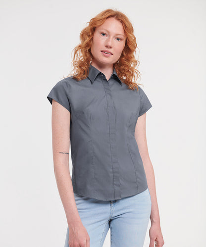 Tryck din logga på Skjortor från Russell Collection - Anpassa Damskjorta i polycotton easycare figursydd poplin med cap sleeve i färgen för företag, föreningar och privatpersoner