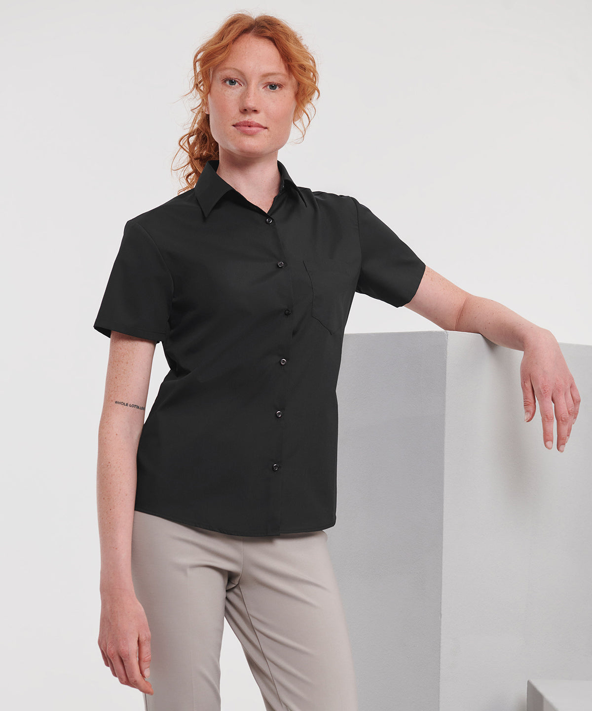 Tryck din logga på Skjortor från Russell Collection - Anpassa Kortärmad poplinskjorta i lättskött polycotton för damer i färgen för företag, föreningar och privatpersoner